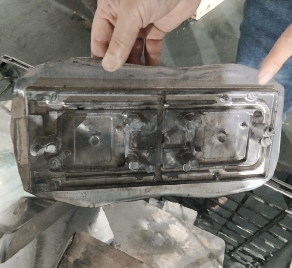 Comparison of industrial mold contamination, showing heavy soot and dirty workspace caused by conventional graphite lubricants versus the clean-running alternative.