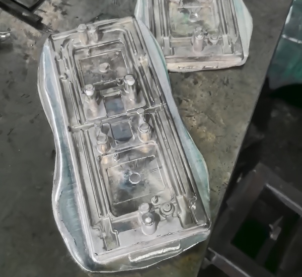 High-precision aluminum die casting part using 3900B-14 release agent, demonstrating a clean, bright surface finish without carbon residue.