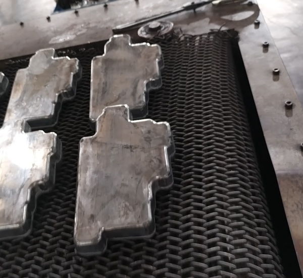 Traditional graphite-based forging process showing black soot accumulation and messy factory environment issues.