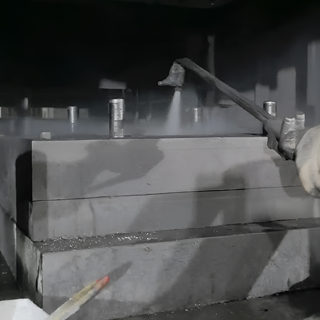 Spraying mold release agent